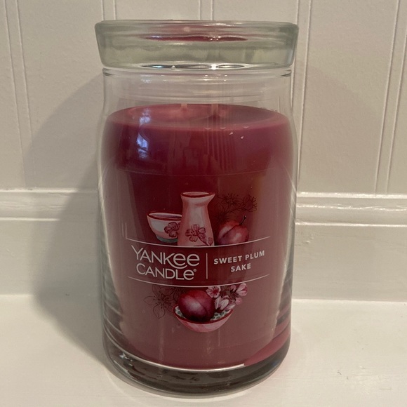 Yankee Candle ‘Sweet Plum Sake’ candle 🕯
Brand New!!
2 wicks!
